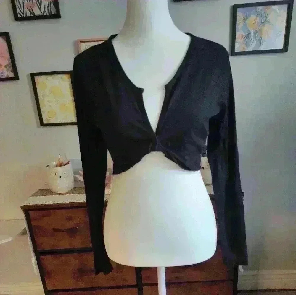 Black long sleeve crop top with deep V (10)